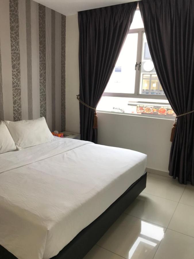 Goody Hotel Johor Bahru Bagian luar foto