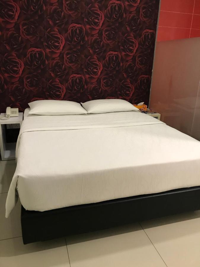 Goody Hotel Johor Bahru Bagian luar foto