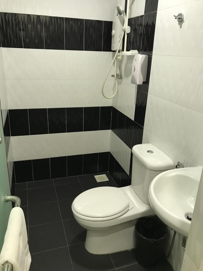 Goody Hotel Johor Bahru Bagian luar foto