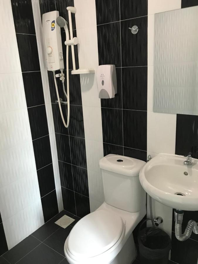 Goody Hotel Johor Bahru Bagian luar foto