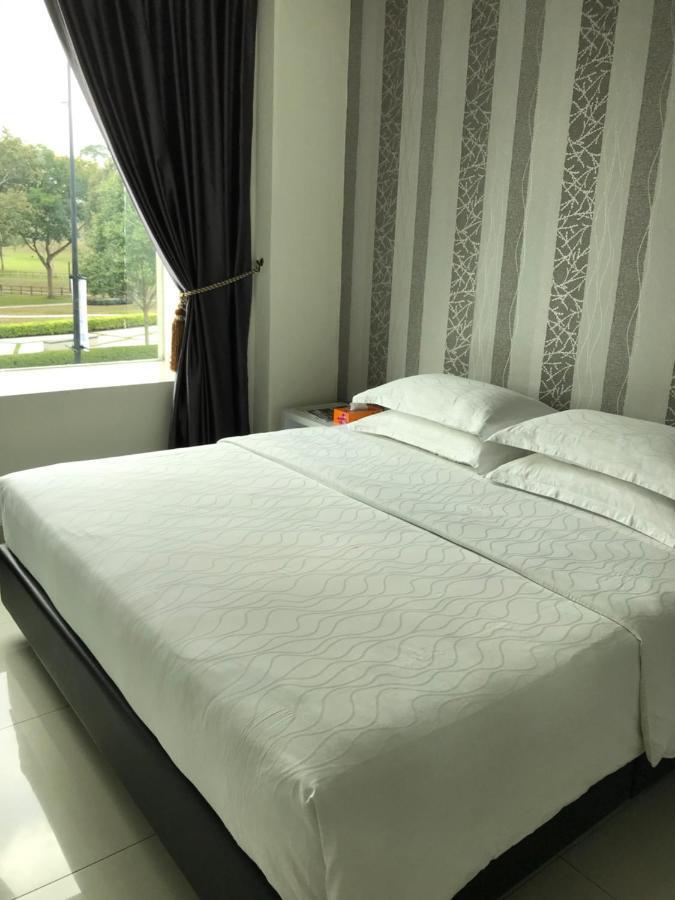 Goody Hotel Johor Bahru Bagian luar foto