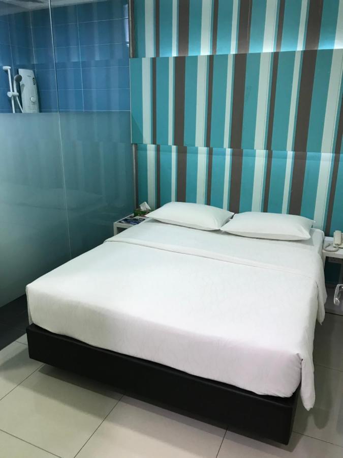 Goody Hotel Johor Bahru Bagian luar foto