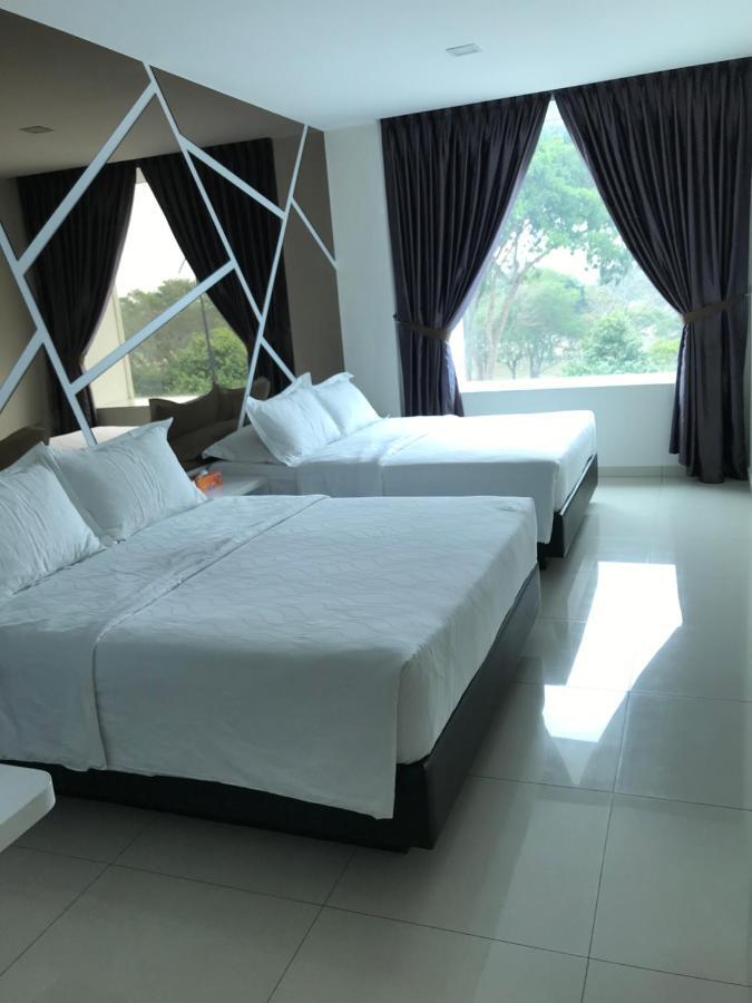 Goody Hotel Johor Bahru Bagian luar foto