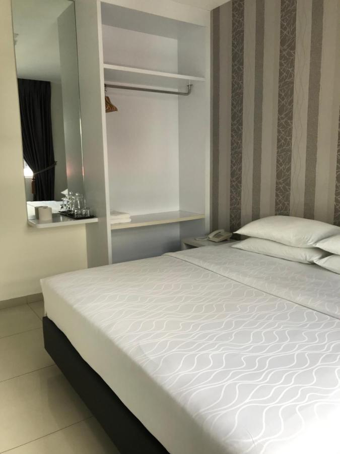 Goody Hotel Johor Bahru Bagian luar foto