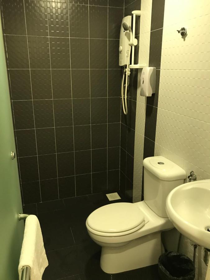 Goody Hotel Johor Bahru Bagian luar foto