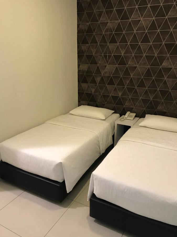 Goody Hotel Johor Bahru Bagian luar foto