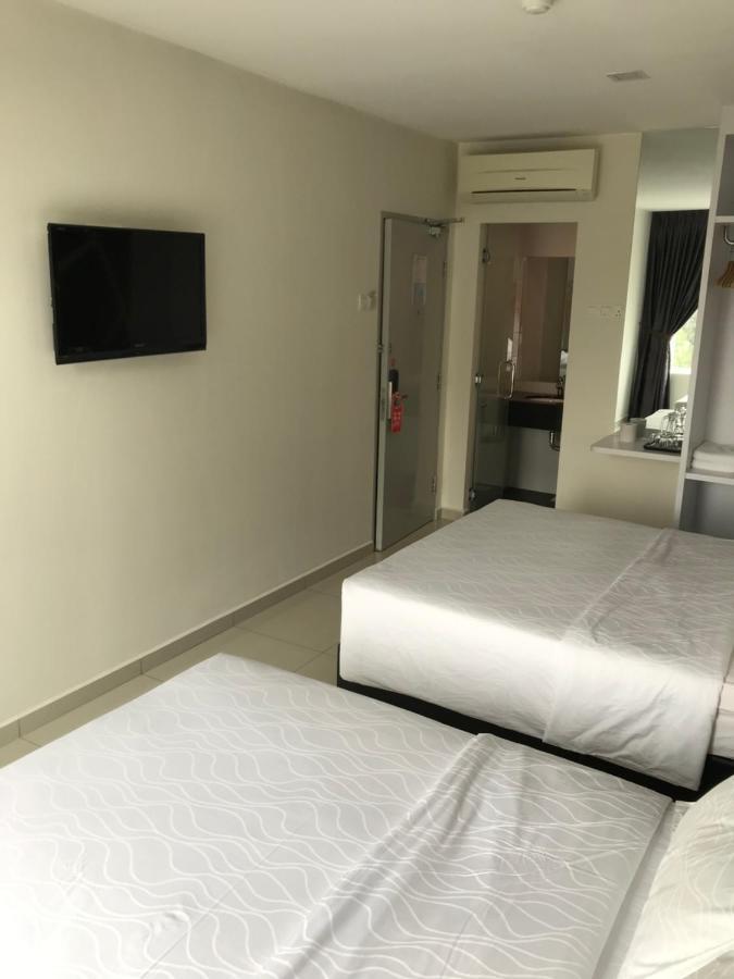 Goody Hotel Johor Bahru Bagian luar foto